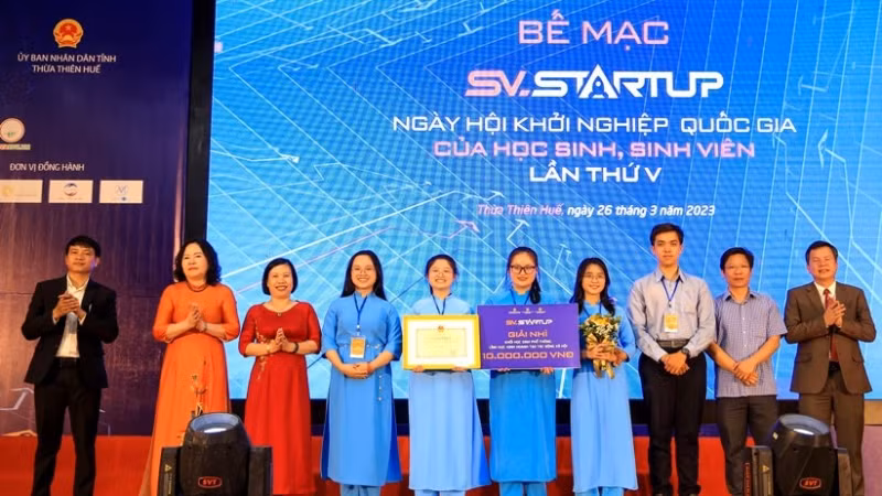 Thứ trưởng Ngô Thị Minh và Giám đốc Sở Giáo dục và Đào tạo tỉnh Thừa Thiên Huế Nguyễn Tân (ngoài cùng bên phải) trao giải nhì cho dự án khối học sinh phổ thông trong lĩnh vực: kinh doanh, tạo tác động xã hội.