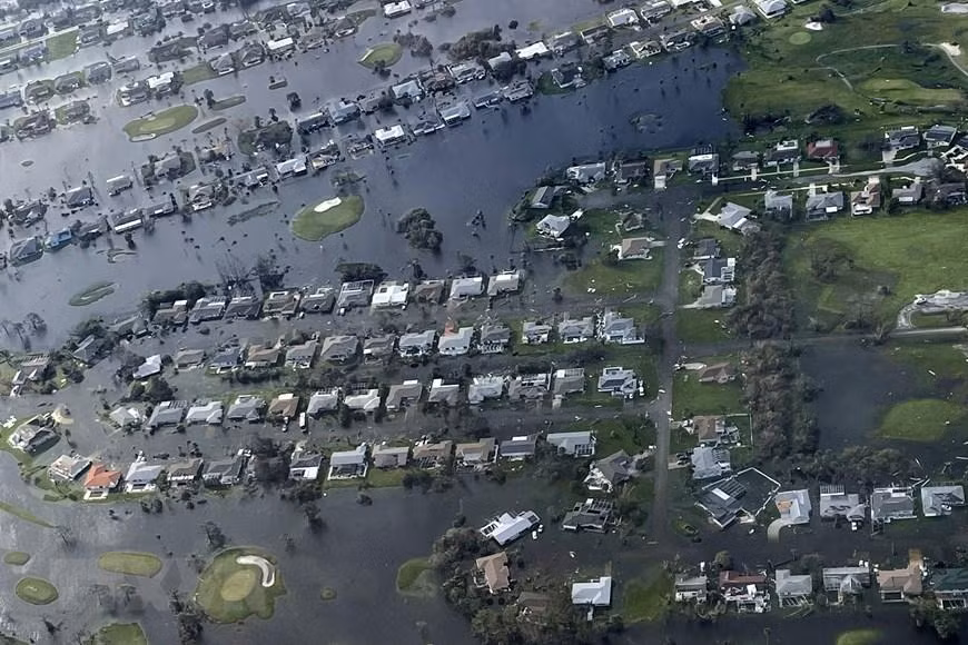 Bão Ian còn phá hỏng cầu, đường bộ, làm đổ cây cối tại nhiều nơi của bang Florida. (Nguồn: AFP/TTXVN)