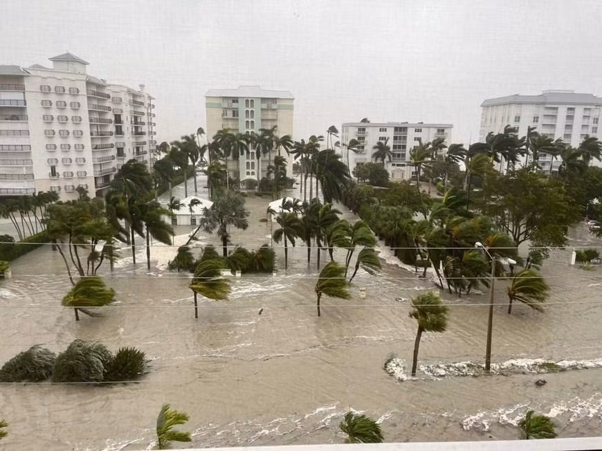 Ngập lụt trên đường phố ở Naples, bang Florida (Mỹ) do mưa lớn khi bão Ian đổ bộ, ngày 29/9/2022. (Nguồn: THX/TTXVN)