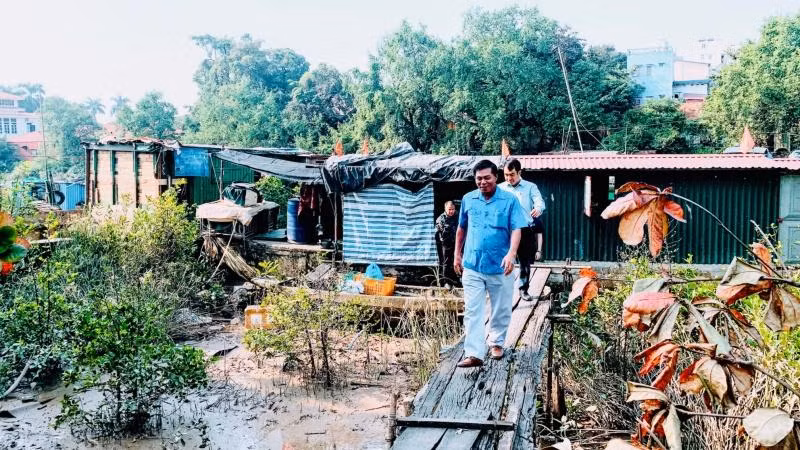 Lãnh đạo thành phố Hải Phòng thị sát việc di dời “xóm chài” trên sông Tam Bạc (quận Hồng Bàng).
