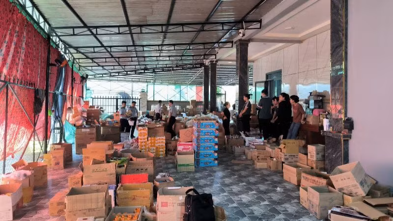 Hàng hóa chất đống bên cạnh nhà.