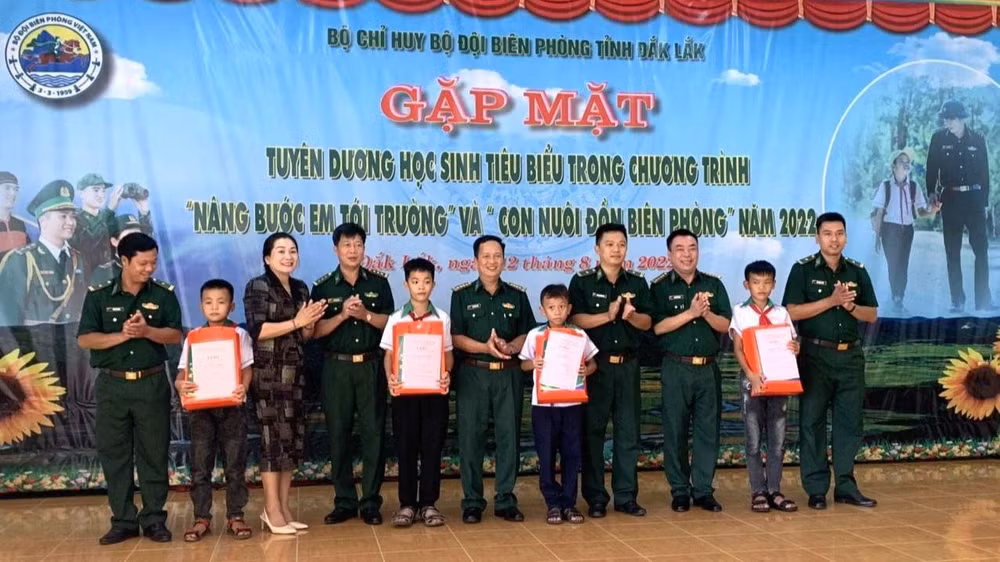 Lãnh đạo Bộ Chỉ huy Bộ đội Biên phòng Đắk Lắk tặng quà cho các “Con nuôi đồn biên phòng” có thành tích xuất sắc trong học tập năm 2021-2022.
