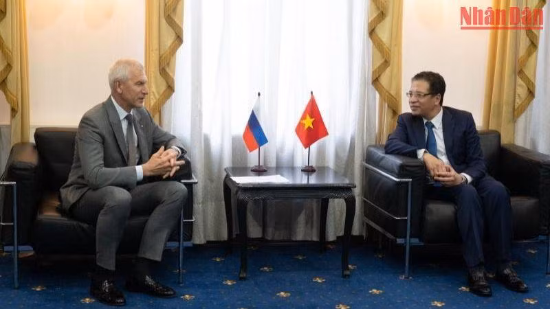 Đại sứ Đặng Minh Khôi gặp Bộ trưởng Thể thao Nga Oleg Matytsin. (Ảnh: Thanh Thể)
