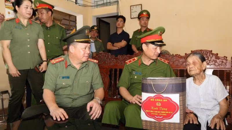 Đồng chí Nguyễn Duy Ngọc cùng Đoàn công tác đã đến thăm hỏi sức khỏe, động viên, tặng quà thân nhân gia đình Liệt sĩ Nguyễn Văn Thực.