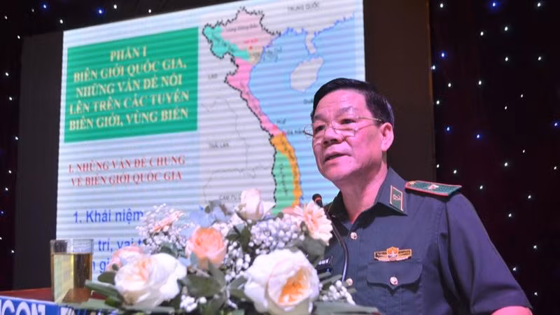 Thiếu tướng Văn Ngọc Quế, Phó Chủ nhiệm Chính trị Bộ đội Biên phòng trình bày chuyên đề về một số kiến thức cơ bản về khu vực biên giới trên đất liền.