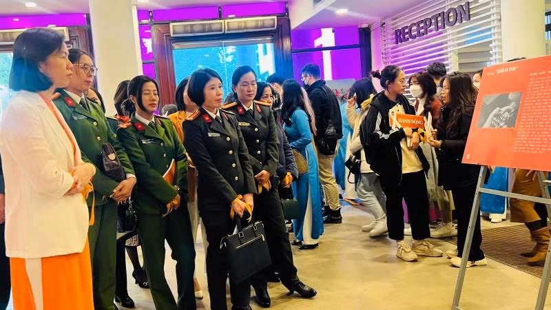 Các đại biểu tham quan triển lãm Chạy trốn “Chốn an toàn.