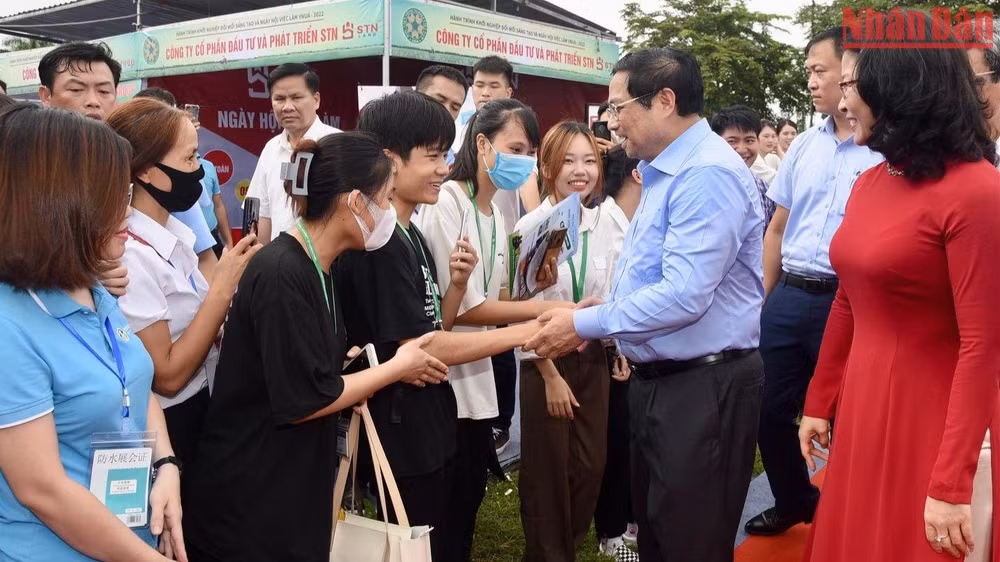 Thủ tướng Phạm Mình Chính gặp mặt sinh viên Học viện Nông Nghiệp. (Ảnh: Trần Hải)