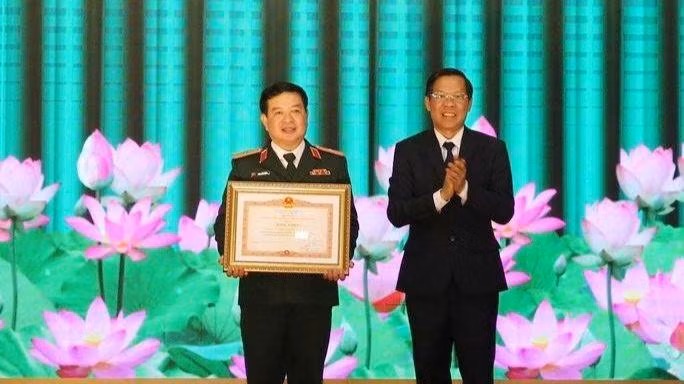 Chủ tịch UBND Thành phố Hồ Chí Minh Phan Văn Mãi trao Bằng khen của Thủ tướng Chính phủ cho Thiếu tướng Phan Văn Xựng, Chính ủy Bộ Tư lệnh Thành phố Hồ Chí Minh.