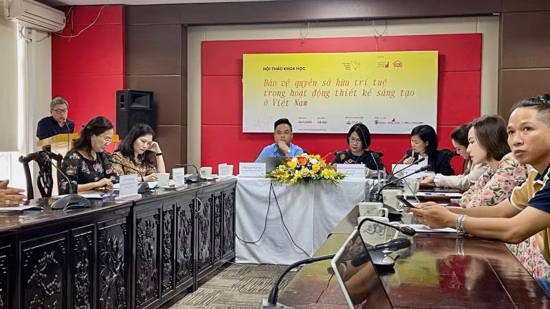 Các đại biểu trao đổi tại Hội thảo.