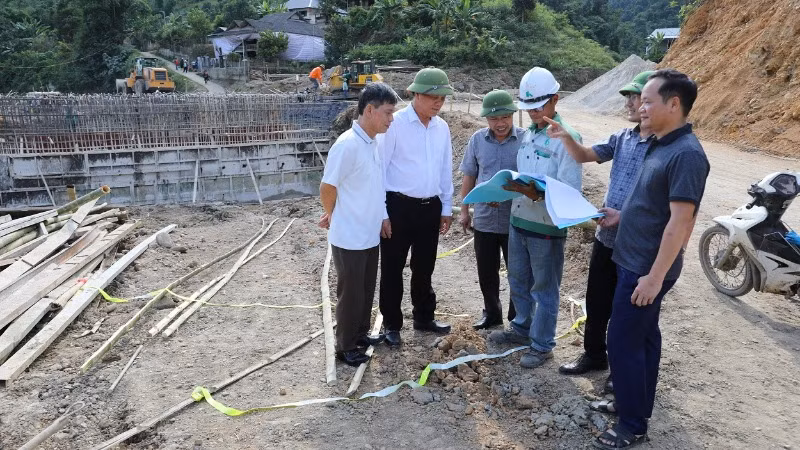 Lãnh đạo Sở Giao thông vận tải Điện Biên kiểm tra tiến độ thi công các hạng mục thuộc công trình khẩn cấp bảo đảm thiên tai sau lũ quét trên quốc lộ 12 (đoạn thuộc xã Mường Pồn, huyện Điện Biên, tỉnh Điện Biên).
