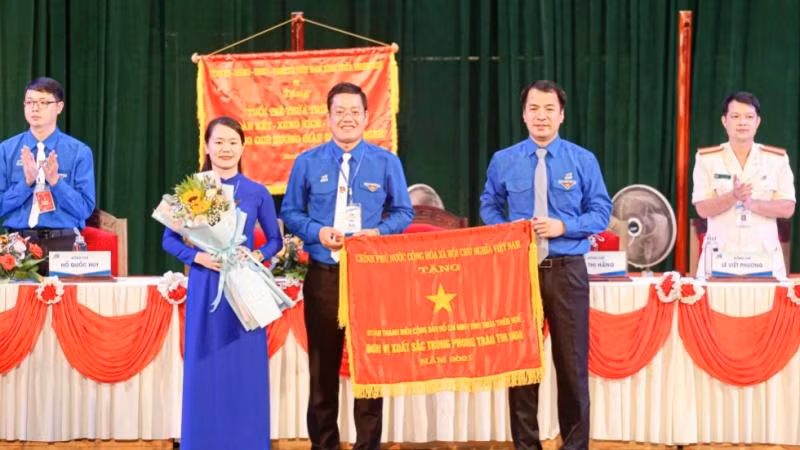 Bí thư Trung ương Đoàn Ngô Văn Cương trao Cờ thi đua xuất sắc của Thủ tướng Chính phủ cho tập thể Đoàn Thanh niên Công sản Hồ Chí Minh tỉnh Thừa Thiên Huế. Bí thư Trung ương Đoàn Ngô Văn Cương trao Cờ thi đua xuất sắc của Thủ tướng Chính phủ cho tập thể Đoàn Thanh niên Công sản Hồ Chí Minh tỉnh Thừa Thiên Huế.