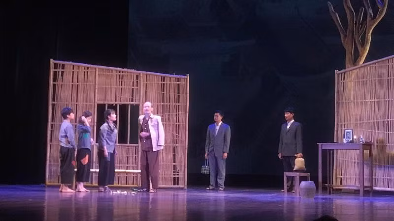 Các nghệ sĩ nhà hát biểu diễn vở kịch ngắn "Bác Hồ và mùa xuân ấy" tại Lễ kỷ niệm 70 năm thành lập.