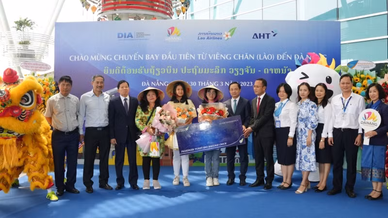Ba hành khách may mắn được tặng vé máy bay khứ hồi.