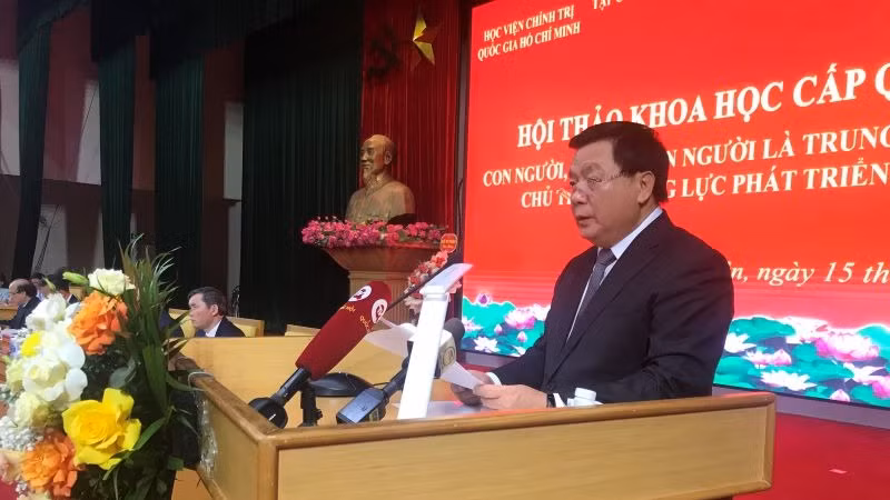 Đồng chí Nguyễn Xuân Thắng, Ủy viên Bộ Chính trị, Giám đốc Học viện Chính trị Quốc gia Hồ Chí Minh, Chủ tịch Hội đồng Lý luận Trung ương phát biểu đề dẫn Hội thảo "Con người, quyền con người là trung tâm, mục tiêu, chủ thể và động lực phát triển đất nước".