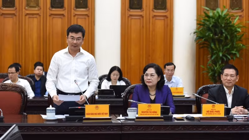 Đại diện lãnh đạo Ngân hàng Nhà nước Việt Nam trình bày báo cáo. Đại diện lãnh đạo Ngân hàng Nhà nước Việt Nam trình bày báo cáo.