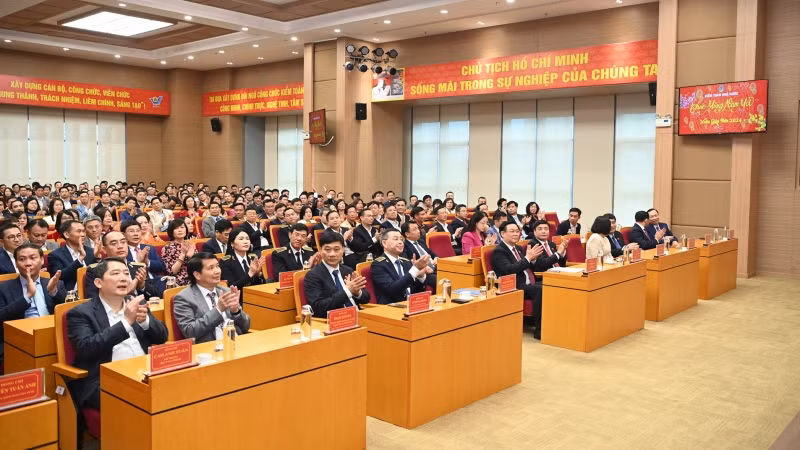 Chủ tịch Quốc hội Vương Đình Huệ và các đại biểu thăm, chúc Tết tại Kiểm toán Nhà nước. (Ảnh: DUY LINH)