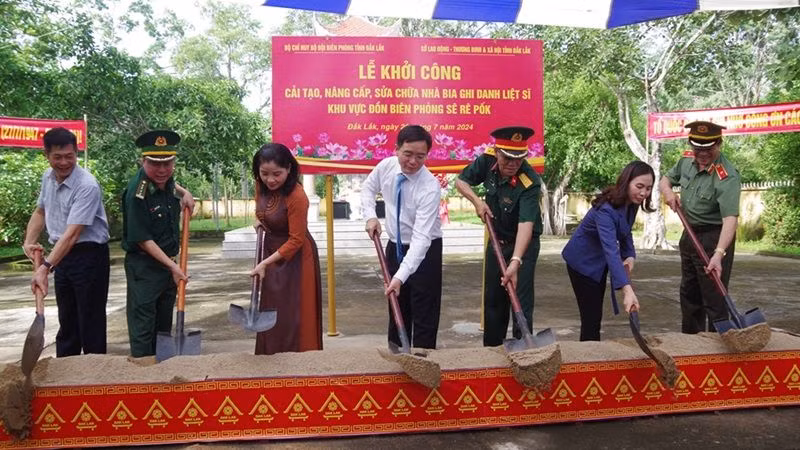 Đồng chí Nguyễn Đình Trung, Ủy viên Trung ương Đảng, Bí thư Tỉnh ủy Đắk Lắk (người đứng giữa) và đại diện các đơn vị thực hiện nghi thức khởi công cải tạo, nâng cấp, sửa chữa Nhà bia.