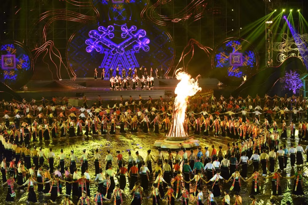 Chương trình nghệ thuật “Xòe Thái - Tinh hoa miền di sản”. (Ảnh: Trần Hải) Chương trình nghệ thuật “Xòe Thái - Tinh hoa miền di sản”. (Ảnh: Trần Hải)