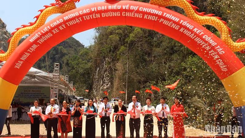 Các đại biểu cắt băng thông xe kỹ thuật đường Chiềng Khoi-Phiêng Khoài.