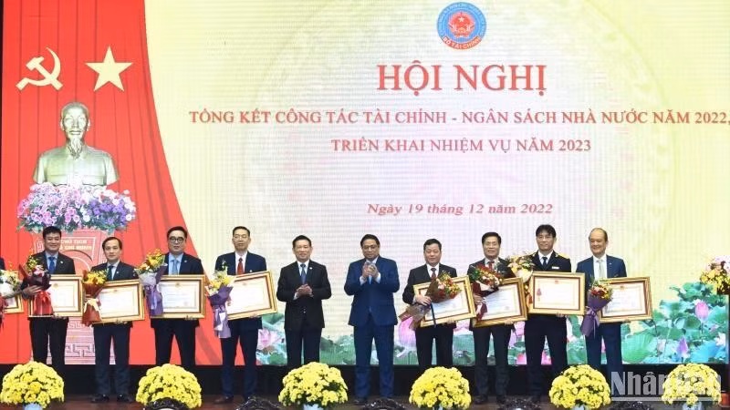 Thủ tướng Phạm Minh Chính trao Huân chương Lao động hạng Nhất và Nhì cho các cá nhân có thành tích xuất sắc. (Ảnh: Trần Hải)
