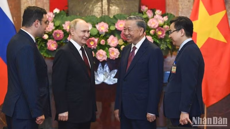 Chủ tịch nước Tô Lâm và Tổng thống Liên bang Nga Vladimir Putin trao đổi trước buổi hội đàm.