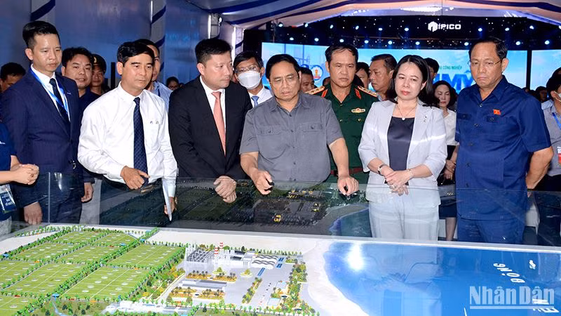 Thủ tướng Phạm Minh Chính cùng các đồng chí lãnh đạo Đảng, Nhà nước tại Khu Công nghiệp Sơn Mỹ I, huyện Hàm Tân, Bình Thuận. (Ảnh: Đình Châu)