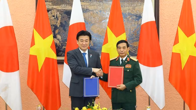 Bộ trưởng Phan Văn Giang và Bộ trưởng Kihara Minoru trao đổi Thư thỏa thuận và Biên bản thực hiện việc Nhật Bản chuyển giao 2 xe vận chuyển vật liệu đa năng, phục vụ công tác cứu hộ, cứu nạn cho Việt Nam. Bộ trưởng Phan Văn Giang và Bộ trưởng Kihara Minoru trao đổi Thư thỏa thuận và Biên bản thực hiện việc Nhật Bản chuyển giao 2 xe vận chuyển vật liệu đa năng, phục vụ công tác cứu hộ, cứu nạn cho Việt Nam.