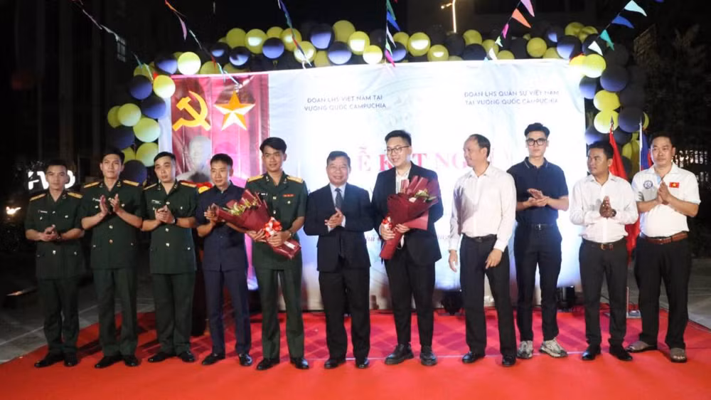 Đại diện Đại sứ quán Việt Nam tại Campuchia tặng hoa chúc mừng 2 Đoàn lưu học sinh. (Ảnh: NGUYỄN HIỆP)