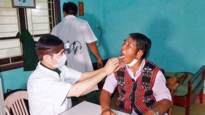 Quân y Bộ đội Biên phòng Thừa Thiên Huế khám bệnh cho người dân xã Quảng Nhâm (huyện biên giới A Lưới).