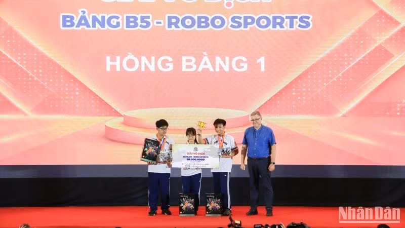 Ông Troels Jakobsen trao giải Vô địch bảng B5 cho đội Hồng Bàng 1.