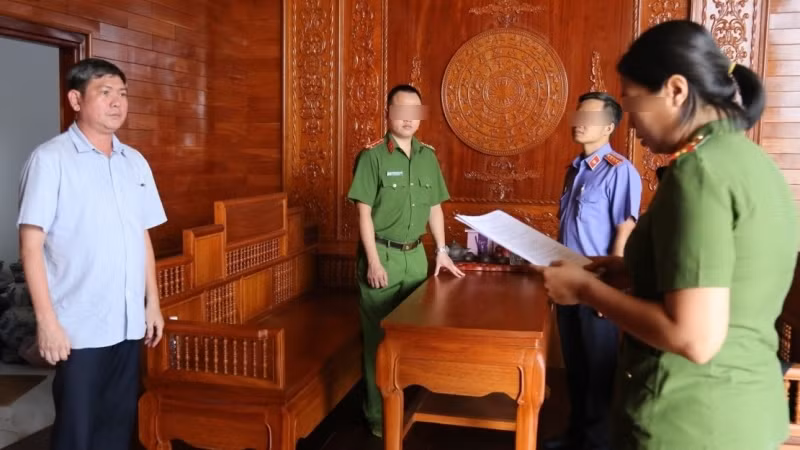 Giám đốc Công ty Trách nhiệm hữu hạn Một thành viên Môi trường Trà Vinh Hứa Đông bị khởi tố, bắt tạm giam.