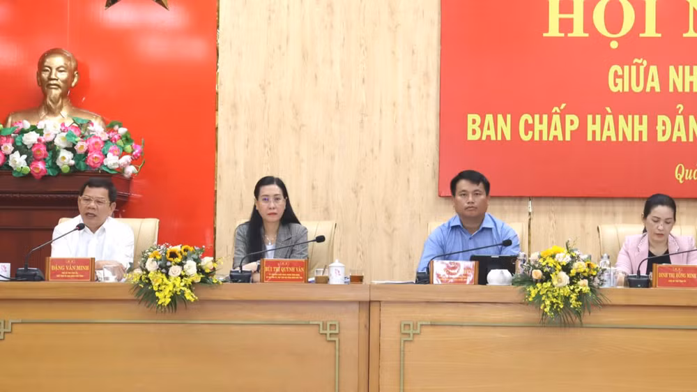 Các đồng chí Thường trực Tỉnh ủy Quảng Ngãi điều hành Hội nghị.