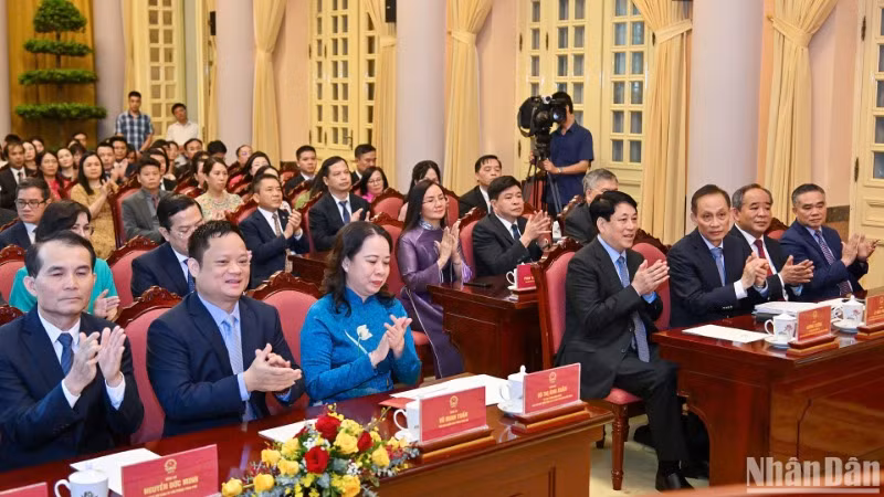 Các đại biểu tham dự buổi lễ.