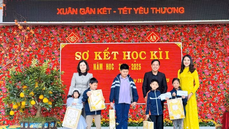 Cô giáo Nguyễn Thị Thúy Hà (ngoài cùng bên trái) trong buổi sơ kết học kì 1, năm học 2024-2025. 
