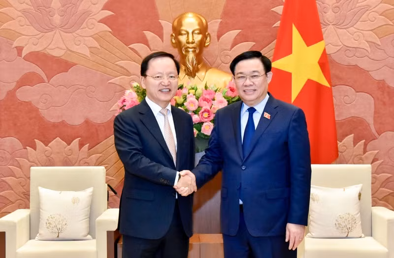 Chủ tịch Quốc hội Vương Đình Huệ tiếp ông Park Hark Kyu, Tổng Giám đốc phụ trách tài chính Tập đoàn Samsung. Chủ tịch Quốc hội Vương Đình Huệ tiếp ông Park Hark Kyu, Tổng Giám đốc phụ trách tài chính Tập đoàn Samsung.