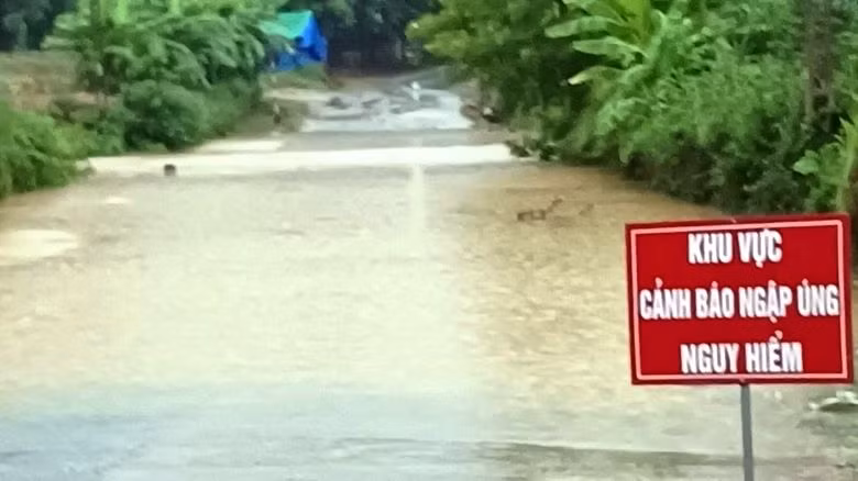 Chính quyền địa phương cắm cảnh báo nguy hiểm trên ngầm tràn bị ngập sâu. (Ảnh: TL) Chính quyền địa phương cắm cảnh báo nguy hiểm trên ngầm tràn bị ngập sâu. (Ảnh: TL)