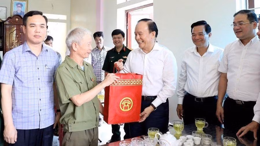 Chủ tịch Hội đồng nhân dân thành phố Hà Nội thăm, tặng quà gia đình thương binh dịp 27/7.