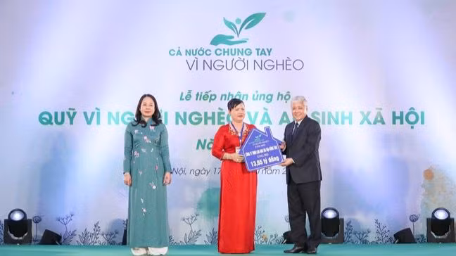 Giám đốc Công ty TNHH MTV Lan Anh trao số tiền 13,6 triệu đồng ủng hộ Quỹ "Vì người nghèo".