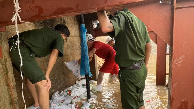 Công an huyện Phù Cừ phối hợp với chính quyền và nhân dân xã Tống Trân, huyện Phù Cừ, tỉnh Hưng Yên đắp đập chống tràn tại khu vực cống xả Võng Phan, xã Tống Trân. Công an huyện Phù Cừ phối hợp với chính quyền và nhân dân xã Tống Trân, huyện Phù Cừ, tỉnh Hưng Yên đắp đập chống tràn tại khu vực cống xả Võng Phan, xã Tống Trân.