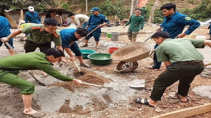 Giúp hộ nghèo neo đơn làm nhà ở. Giúp hộ nghèo neo đơn làm nhà ở.
