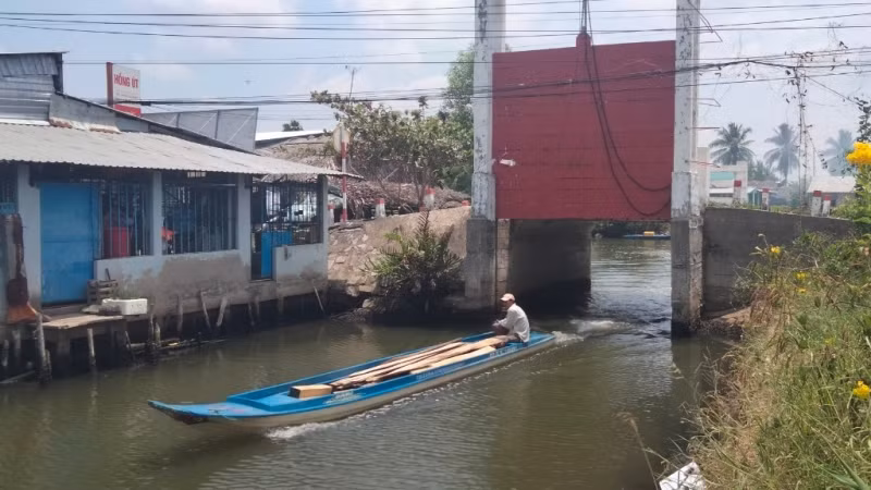 Người dân cho rằng cống Rạch Đình, ấp Cạnh Đền, xã Vĩnh Phong nhiều năm không đóng, gây lãng phí. Người dân cho rằng cống Rạch Đình, ấp Cạnh Đền, xã Vĩnh Phong nhiều năm không đóng, gây lãng phí.