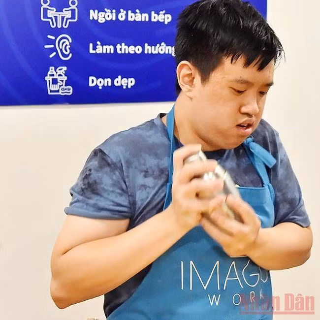 Mỗi tuần, các giáo viên sẽ tổ chức các buổi thực hành pha chế với khách hàng đôi khi chính là phụ huynh để có thể cảm nhận sự thay đổi và tiến bộ của học viên sau quá trình học. Mỗi tuần, các giáo viên sẽ tổ chức các buổi thực hành pha chế với khách hàng đôi khi chính là phụ huynh để có thể cảm nhận sự thay đổi và tiến bộ của học viên sau quá trình học.