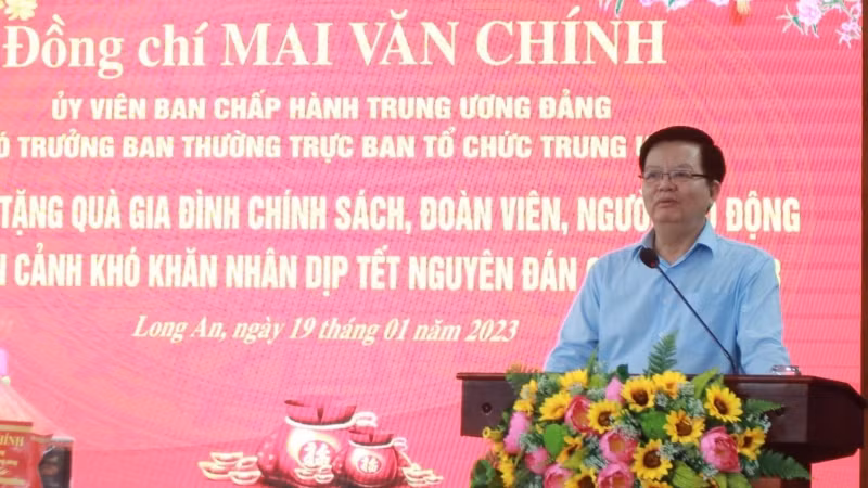 Đồng chí Mai Văn Chính phát biểu tại lễ trao quà Tết. Đồng chí Mai Văn Chính phát biểu tại lễ trao quà Tết.