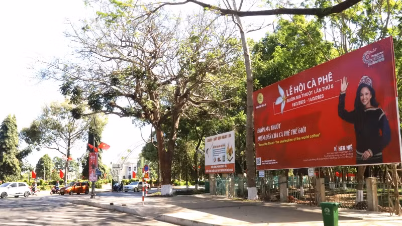 Những ngày qua, trên khắp các tuyến đường, góc phố của thành phố Buôn Ma Thuột đều treo pa-nô tuyên truyền, quảng bá Lễ hội.