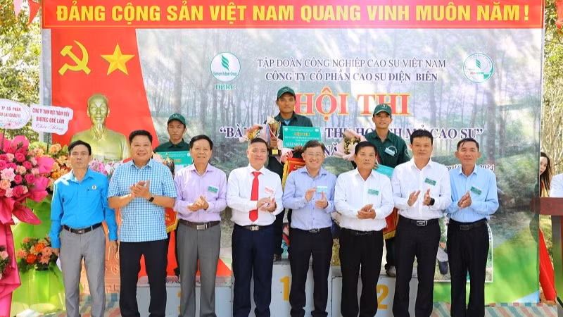 Các đồng chí lãnh đạo Tập đoàn và lãnh đạo Công ty cổ phần cao-su Điện Biên trao giải nhất, nhì, ba cho các thí sinh đạt thành tích xuất sắc.
