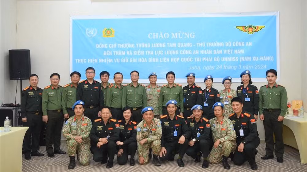 Đoàn công tác chụp ảnh lưu niệm cùng các sĩ quan Công an, Quân đội đang làm nhiệm vụ gìn giữ hòa bình Liên hợp quốc tại Nam Sudan. Đoàn công tác chụp ảnh lưu niệm cùng các sĩ quan Công an, Quân đội đang làm nhiệm vụ gìn giữ hòa bình Liên hợp quốc tại Nam Sudan.