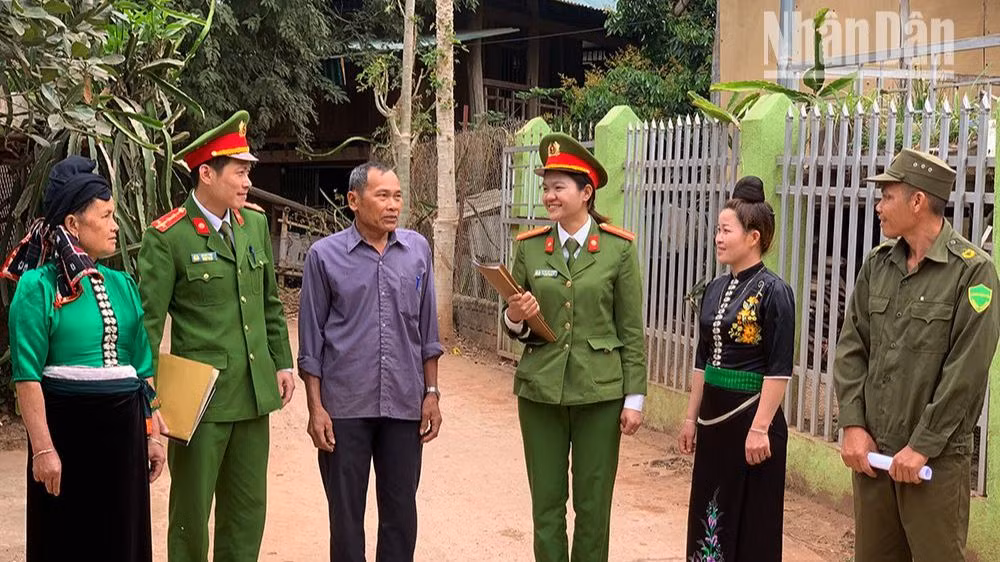 Thiếu tá Lừ Thị Thu Trang là một trong số nhiều cán bộ, chiến sĩ công an đã viết đơn tình nguyện về với cơ sở. Thiếu tá Lừ Thị Thu Trang là một trong số nhiều cán bộ, chiến sĩ công an đã viết đơn tình nguyện về với cơ sở.