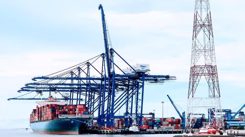 Bốc xếp hàng hóa ở Cảng cửa ngõ quốc tế Hải Phòng tại Lạch Huyện.