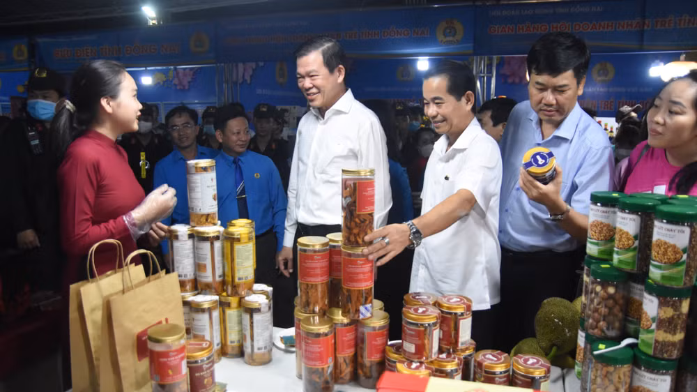 Lãnh đạo tỉnh Đồng Nai tham quan gian hàng tại chương trình.