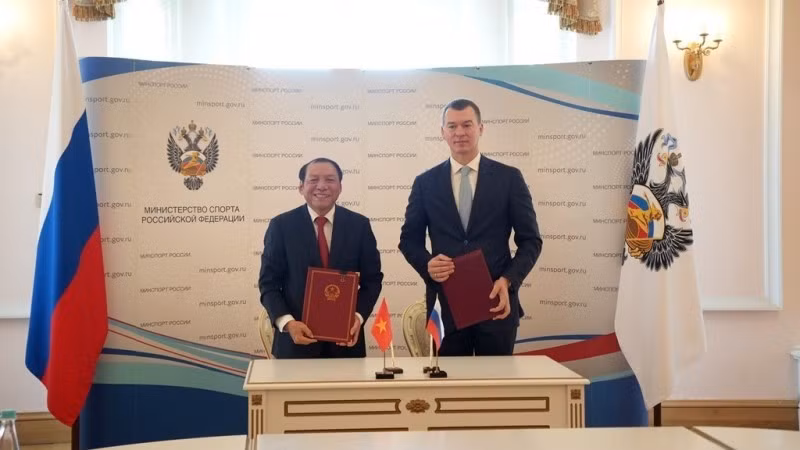Bộ trưởng Văn hóa, Thể thao và Du lịch Nguyễn Văn Hùng và Bộ trưởng Thể thao Liên bang Nga Mikhail Vladimirovich Degtyarev ký bản ghi nhớ hợp tác trong lĩnh vực thể dục thể thao. (Ảnh: Quang Vinh/TTXVN)